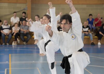 Foto dei praticanti in dimostrazione che si preparano a un balzo nello shaolin Dalla A.S.D. meihua che pratica Kung-fu Chang del M°Chang Dsu Yao. Grazie a un team nutrito di maestri e istruttori offre corsi e eventi di kung-fu tai chi shaolin e chi kung