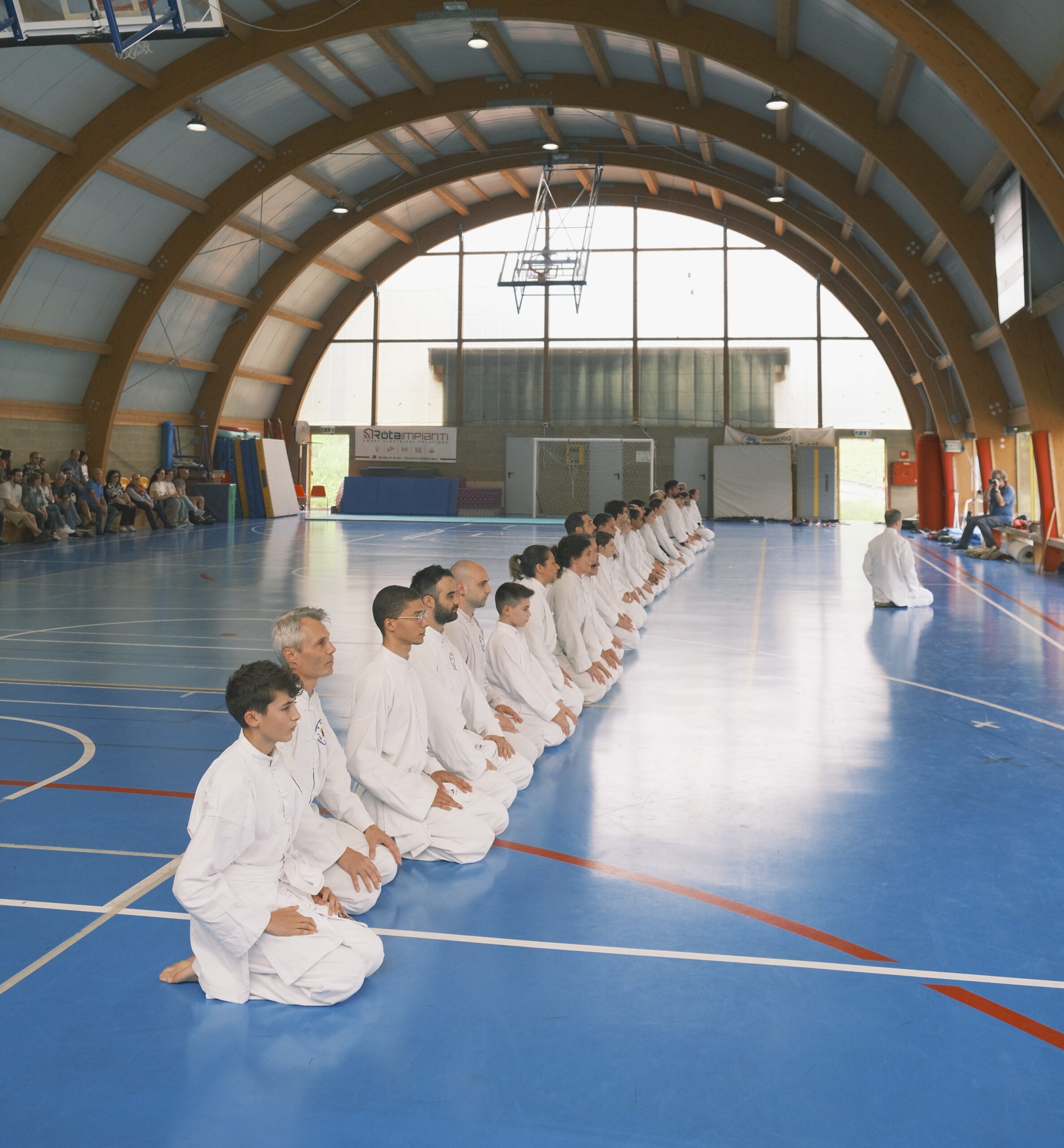 Foto praticanti seduti per il saluto Dalla A.S.D. meihua che pratica Kung-fu Chang del M°Chang Dsu Yao. Grazie a un team nutrito di maestri e istruttori offre corsi e eventi di kung-fu tai chi shaolin e chi kung