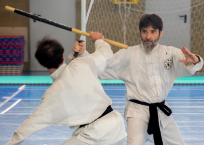 Foto di combattimento shaolin bastone contro sciabola Dalla A.S.D. meihua che pratica Kung-fu Chang del M°Chang Dsu Yao. Grazie a un team nutrito di maestri e istruttori offre corsi e eventi di kung-fu tai chi shaolin e chi kung