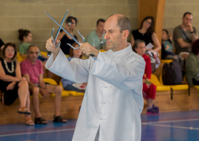 Foto del Maestro Nicola Mallardi che dimostra tridenti Tiezi Dalla A.S.D. meihua che pratica Kung-fu Chang del M°Chang Dsu Yao. Grazie a un team nutrito di maestri e istruttori offre corsi e eventi di kung-fu tai chi shaolin e chi kung