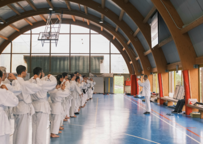 Foto di saluto tradizionale per rispetto e riverenza Dalla A.S.D. meihua che pratica Kung-fu Chang del M°Chang Dsu Yao. Grazie a un team nutrito di maestri e istruttori offre corsi e eventi di kung-fu tai chi shaolin e chi kung